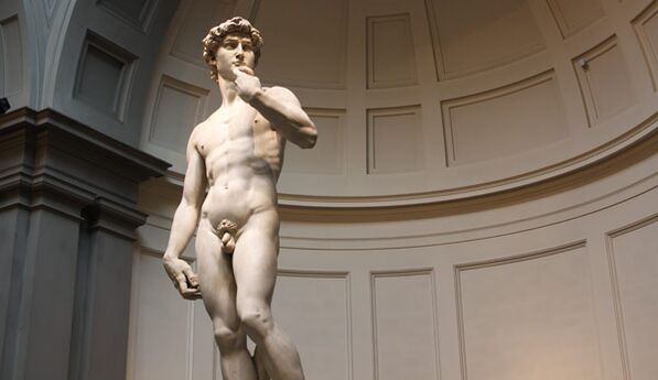 gola skulptura simbolizira povečanje penisa